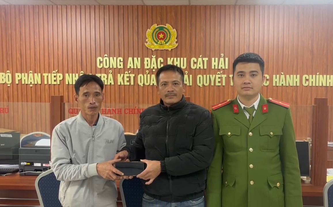 Công an Đặc khu Cát Hải trao trả tài sản đánh rơi cho người đánh rơi